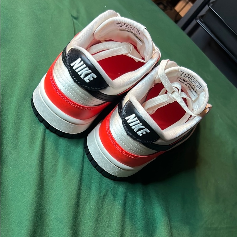 Nike Black and White Sneakers with Iconic Swoosh - Picture 3 of 5